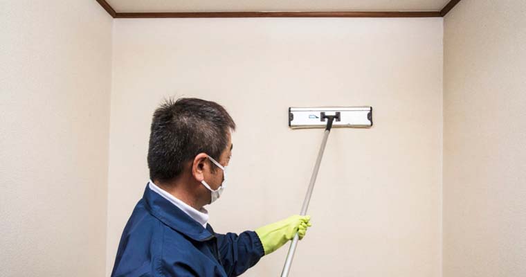 清掃及び専用洗剤塗布